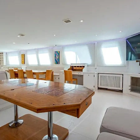 Luxury Boat Botel Sant Adria de Besos