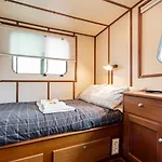 Luxury Boat بوتيل