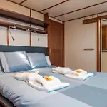 Luxury Boat بوتيل