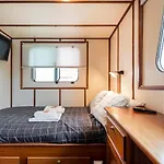 Luxury Boat بوتيل