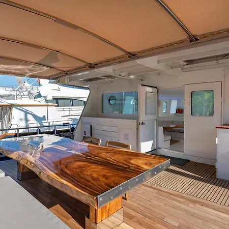 بوتيل Luxury Boat سان أدريان دي بيزوس
