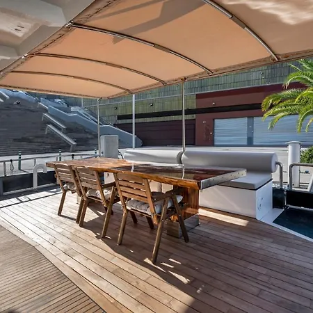 Luxury Boat بوتيل سان أدريان دي بيزوس