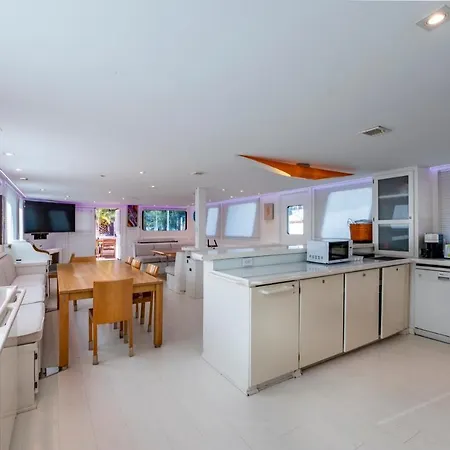 Luxury Boat بوتيل سان أدريان دي بيزوس