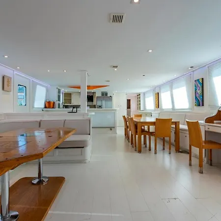 Luxury Boat * Сан-Адриан-де-Бесос