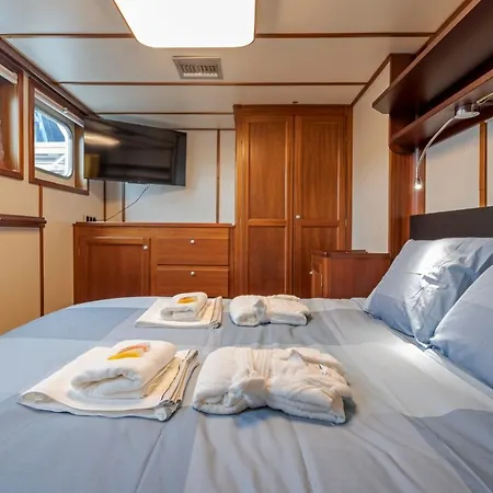 Luxury Boat Сан-Адриан-де-Бесос